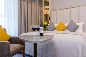 Rúm í herbergi á Grand Hotel Tralee