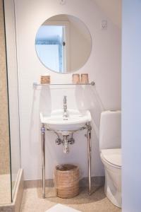 uma casa de banho com um lavatório e um espelho em Tambohus Kro & Badehotel em Hvidbjerg