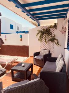 un patio avec des canapés, des chaises et une table dans l'établissement Casa Paca - Your Private Oasis in Lanzarote - Paradise by the Sea, à Playa Blanca