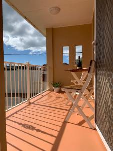 balcón con mesa y vistas al océano en Yarrumla Beach Lodge, en Somerton Park
