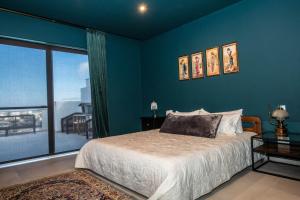 - une chambre avec un lit et une grande fenêtre dans l'établissement Jaysky penthouse on Etna Street, à Mellieħa