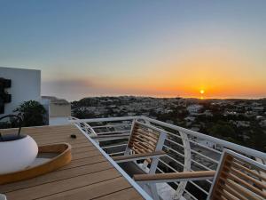 Elle comprend un balcon offrant une vue sur le coucher du soleil. dans l'établissement Jaysky penthouse on Etna Street, à Mellieħa