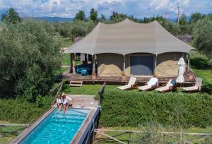 dwoje osób w basenie w namiocie w obiekcie E-glamping/Blue Saphir Tent w Arezzo