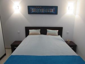 ein Schlafzimmer mit einem großen Bett mit zwei Nachttischen in der Unterkunft BCV - Private 1 Bedroomed Apartment Dunas Resort 3044 and 3077 in Santa Maria