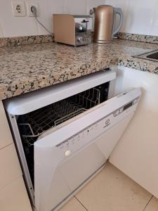 Kuchyň nebo kuchyňský kout v ubytování Cozy 2 Bedroom Apartment in Costa Adeje