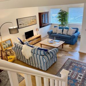 ein Wohnzimmer mit zwei Sofas und einem Fernseher in der Unterkunft Skipper’s Cottage - Perfect for Cardiff & Penarth in Cardiff