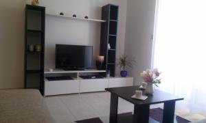 En TV eller et underholdningssystem på Apartments and Rooms Saric