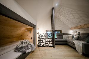 ein Wohnzimmer mit einem Sofa in der Unterkunft Heselehof Waldchalets in Langenwang