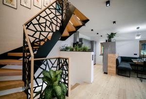 - un escalier dans une maison avec un salon dans l'établissement Heselehof Waldchalets, à Langenwang