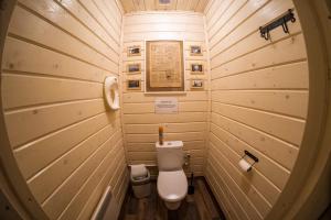LumivaaraにあるБаза отдыха "Хутор Салокюля"の小さなバスルーム(トイレ付)が備わります。
