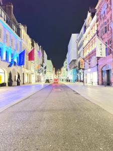 una calle de ciudad vacía por la noche con edificios en Stylish Central London Apartment, en Londres