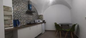 - une cuisine avec un évier, une table et des chaises dans l'établissement apartamentos fuente nueva sande estudio, à Cáceres