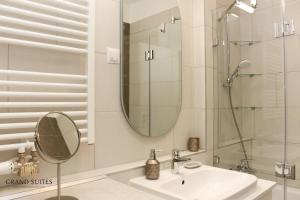 A bathroom at Grand Suites Corvin Még 37 kép