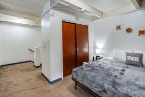 una camera con letto e porta in legno di Centric Modern Loft w/ King Beds a Rochester