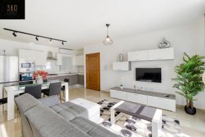 مطبخ أو مطبخ صغير في Stunning 3BR w/Country View Apartment in M'Scalak by 360 Estates