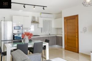 مطبخ أو مطبخ صغير في Stunning 3BR w/Country View Apartment in M'Scalak by 360 Estates