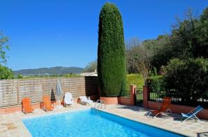 Πισίνα στο ή κοντά στο Cottage les Verveines de Vaison