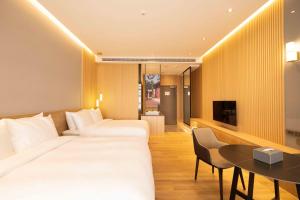 鹿港的住宿－鹿港澄悅酒店，酒店客房设有两张床和一张桌子。
