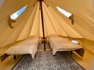 Camping Cap-Ouest في Lanvéoc: خيمة مع سريرين في غرفة