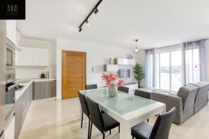 مطبخ أو مطبخ صغير في Stunning 3BR w/Country View Apartment in M'Scalak by 360 Estates