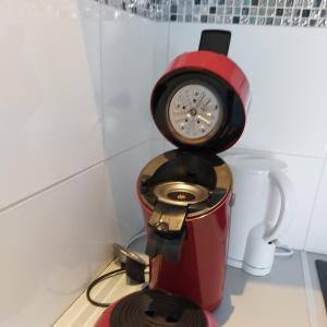 a red blender with a clock on top of it at T2 parking à réserver Wi-Fi 10' à pied du port in Vannes