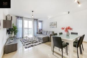 Stunning 3BR w/Country View Apartment in M'Scalak by 360 Estates في مارساسكالا: غرفة معيشة مع طاولة وأريكة