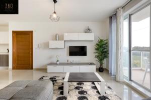 تلفاز و/أو أجهزة ترفيهية في Stunning 3BR w/Country View Apartment in M'Scalak by 360 Estates