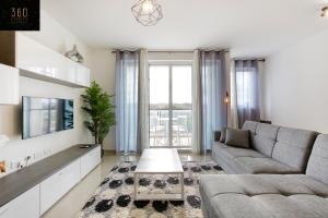 منطقة جلوس في Stunning 3BR w/Country View Apartment in M'Scalak by 360 Estates