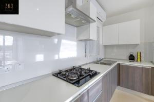 مطبخ أو مطبخ صغير في Stunning 3BR w/Country View Apartment in M'Scalak by 360 Estates