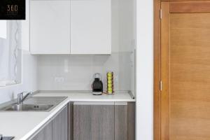 مطبخ أو مطبخ صغير في Stunning 3BR w/Country View Apartment in M'Scalak by 360 Estates