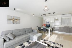 منطقة جلوس في Stunning 3BR w/Country View Apartment in M'Scalak by 360 Estates