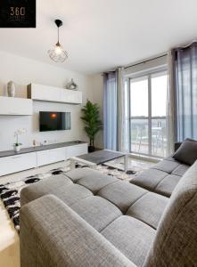 Posezení v ubytování Stunning 3BR w/Country View Apartment in M'Scalak by 360 Estates