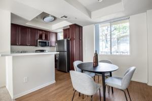 Kjøkken eller kjøkkenkrok på Century City 2BR w WD BBQ nr Mall LAX-334