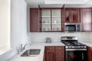 A cozinha ou kitchenette de Century City 2BR w WD BBQ nr Mall LAX-334