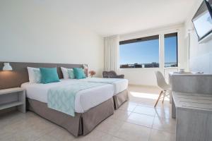Ліжко або ліжка в номері Hotel Lloret Santa Rosa by Pierre & Vacances +37 фото