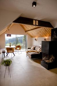 ein Wohnzimmer mit einem Sofa und einem Tisch in der Unterkunft Heselehof Waldchalets in Langenwang