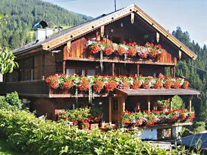 budynek z skrzyniami kwiatowymi na boku w obiekcie Gästehaus Leirerhäusl w Alpbach