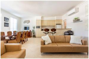 sala de estar con sofá y comedor en Charming, Cosy, Classic Executive 1 Bedroom Apartment en Perth