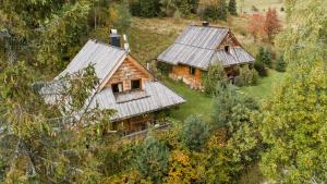 uma vista aérea de duas casas de madeira na floresta em Mountain chalet SmoLenisko domek w górach em Nowy Targ