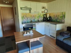 - une cuisine avec une table en bois dans une chambre dans l'établissement Vögelhof, à Doren