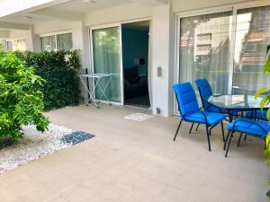 d'une terrasse avec des chaises bleues et une table. dans l'établissement Sofía, à Benidorm