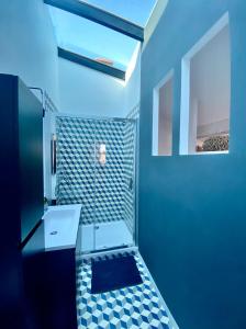 łazienka z prysznicem i niebieskim sufitem w obiekcie les nuits étoilées, studio terrasse aperçu mer, très lumineux, AC, 100m du port Sanary w mieście Sanary-sur-Mer