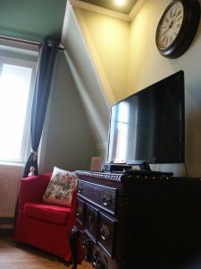 Televízia a/alebo spoločenská miestnosť v ubytovaní Edinburgh