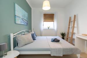 ein Schlafzimmer mit einem Bett mit einem Kissen darauf in der Unterkunft Apartment Libelle 5 star apartment in Krk! in Krk