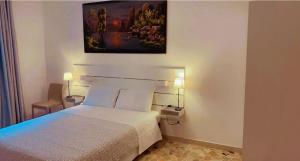 1 dormitorio con 1 cama y una pintura en la pared en Casa del Pozzo en Venecia