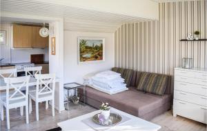 uma sala de estar com um sofá e uma mesa em Stunning Home In Huskvarna With 1 Bedrooms em Huskvarna