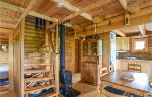 Cabaña de madera con cocina con mesa y fogones en Lovely Home In Munkedal With Kitchen, en Munkedal