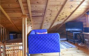 una silla azul en una habitación con techos de madera en Lovely Home In Munkedal With Kitchen, en Munkedal