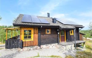 una casa con paneles solares encima en Lovely Home In Munkedal With Kitchen, en Munkedal
