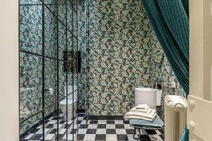 uma casa de banho com piso em azulejo preto e branco em BNBHolder Luxe GRAN VIA em Madri